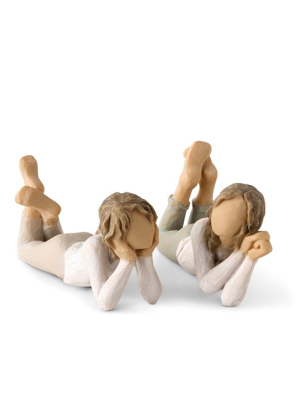 Willow Tree Friends Forever beeldje 28326 – twee liggende meisjes op hun buik als symbool van vriendschap.
