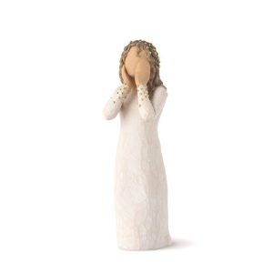 Willow Tree Littlest Christmas Angel (28322) beeldje, een klein handbeschilderd engeltje van hars met subtiele draadvleugels dat een serene rust uitstraalt.